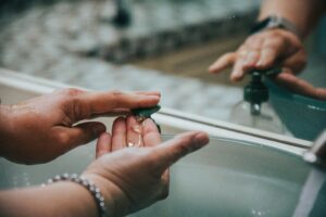 image montrant une personne se lavant les mains avec un gel lavant pour les mains